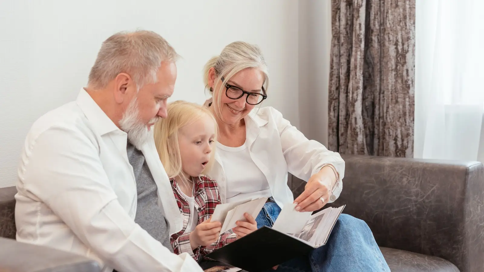 Familjefoto och dokument på bord inför planering av barnens arv